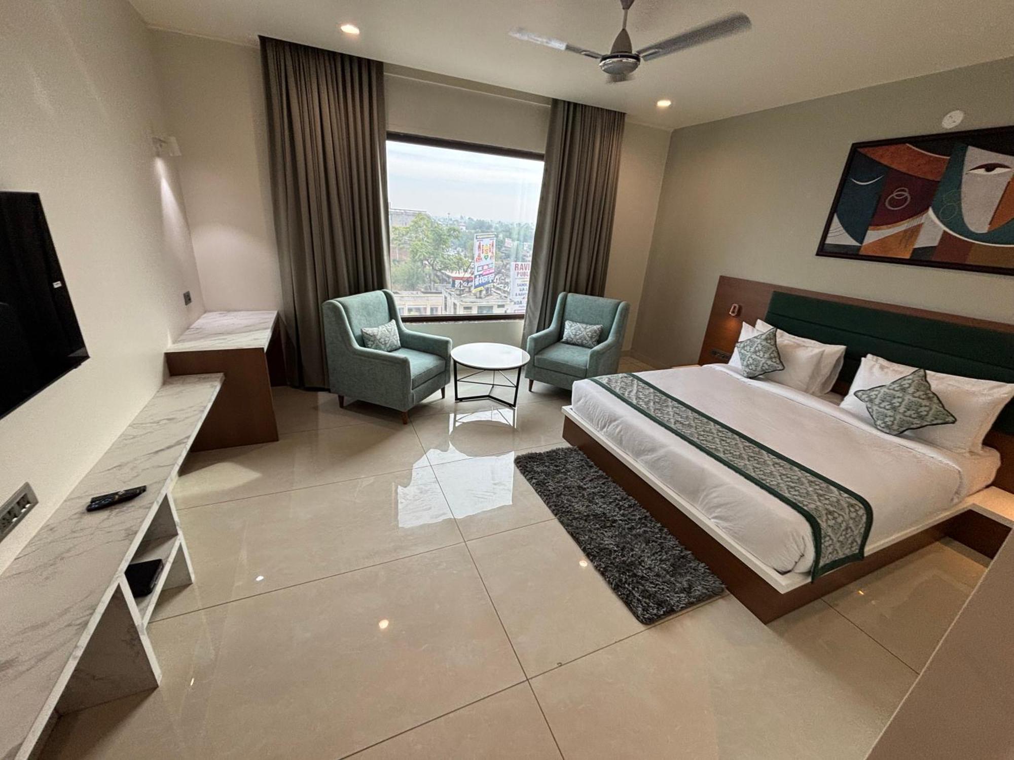 Hotel The Crown Inn Jhunjhunu Buitenkant foto