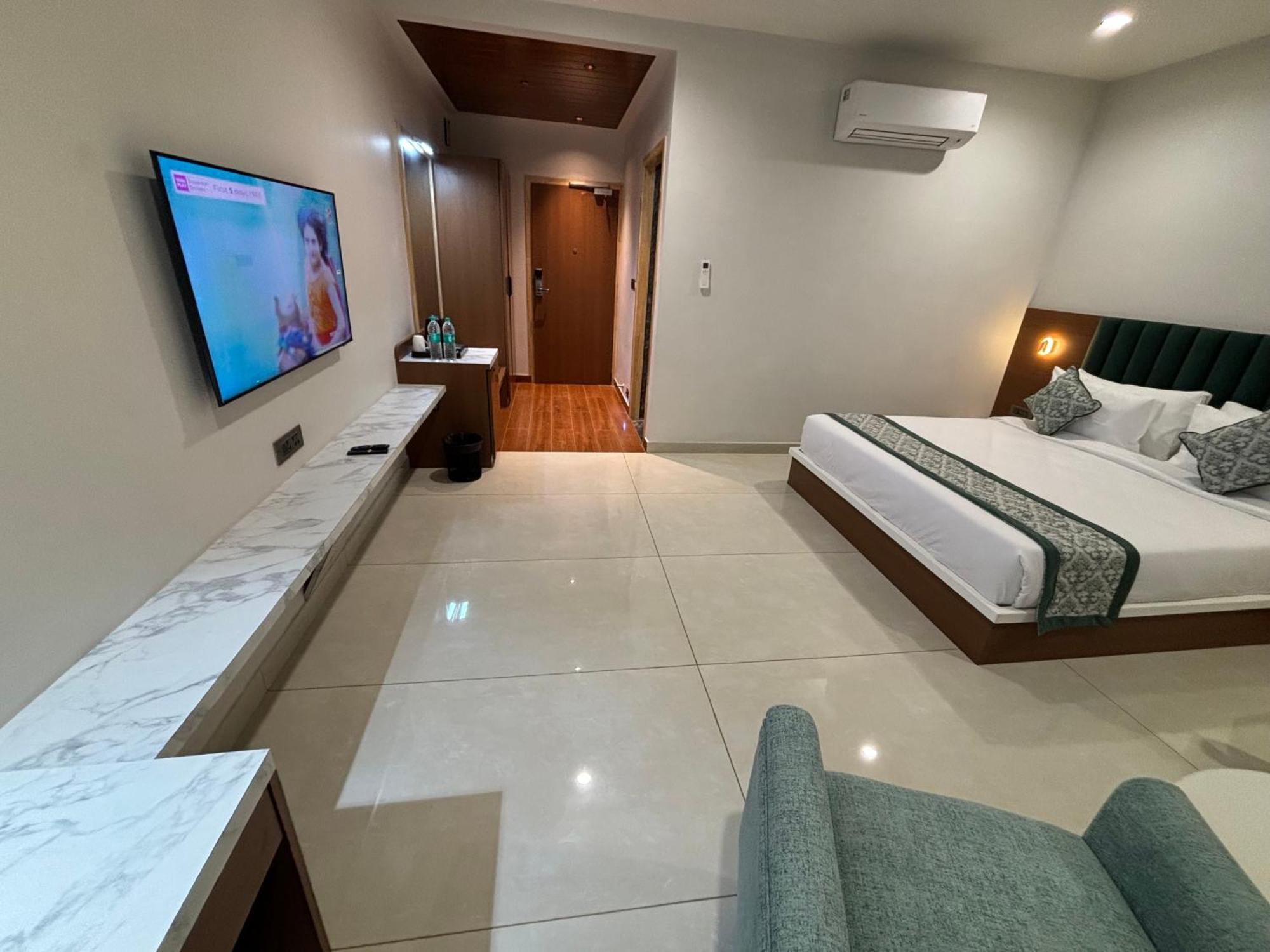 Hotel The Crown Inn Jhunjhunu Buitenkant foto